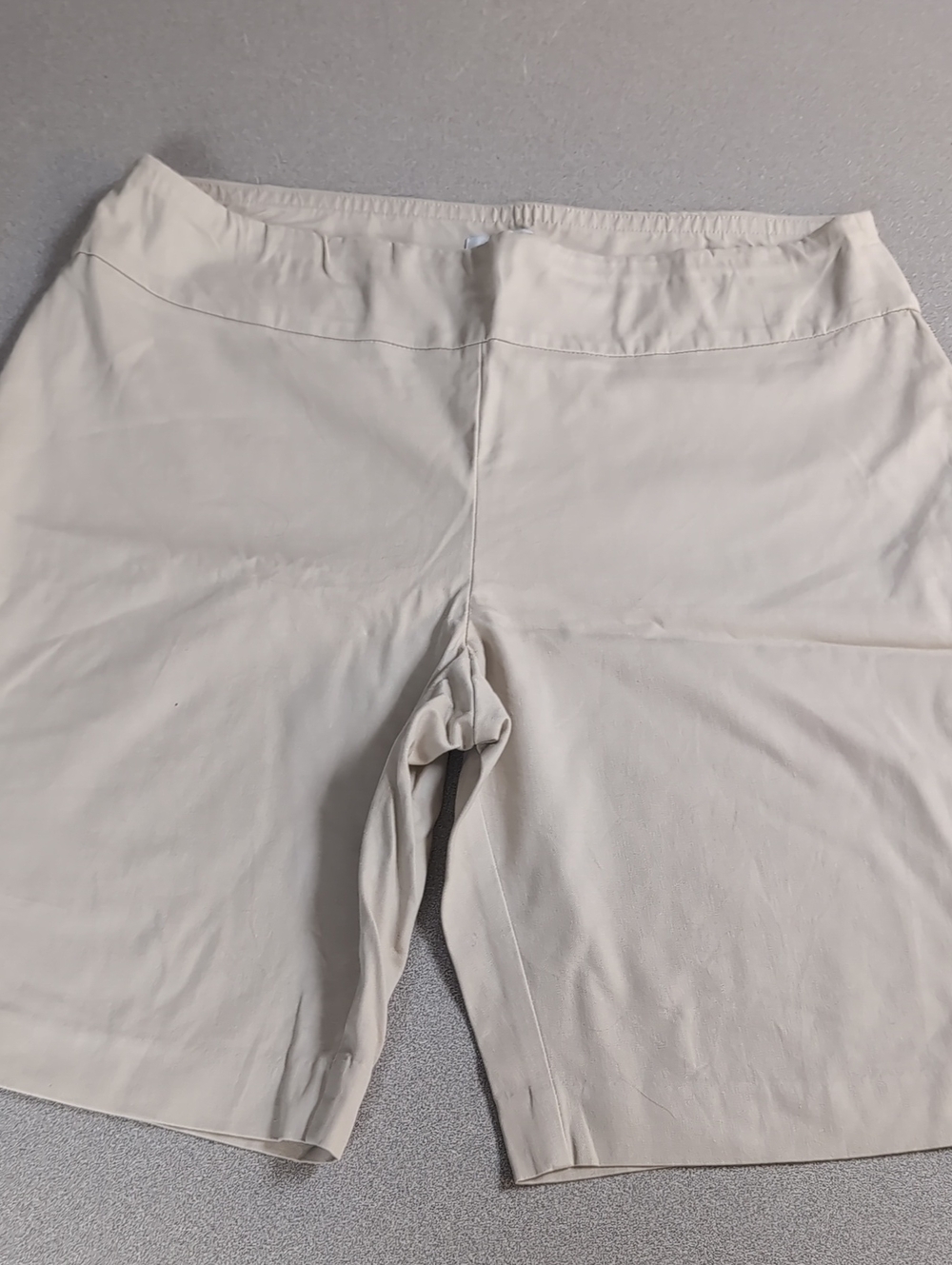 crown & ivy Cream Stretch Bike Shorts